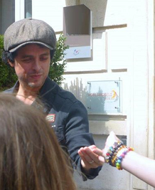 Billie Joe Armstrong riceve la spilla del sito Greendayitaly.com